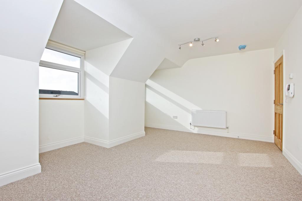 Flat Vale Rise in Greater London