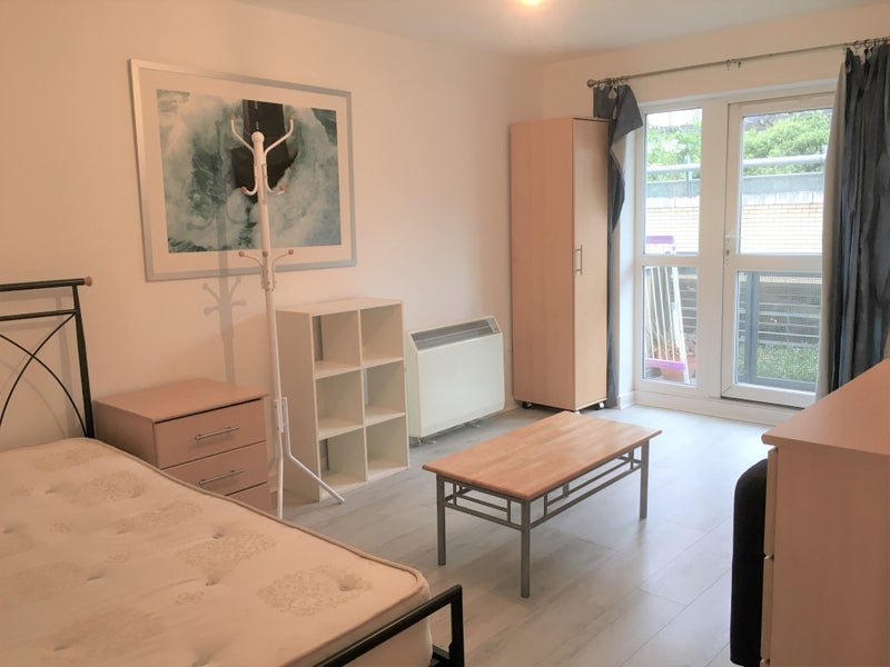 Flat Westferry Road in Greater London