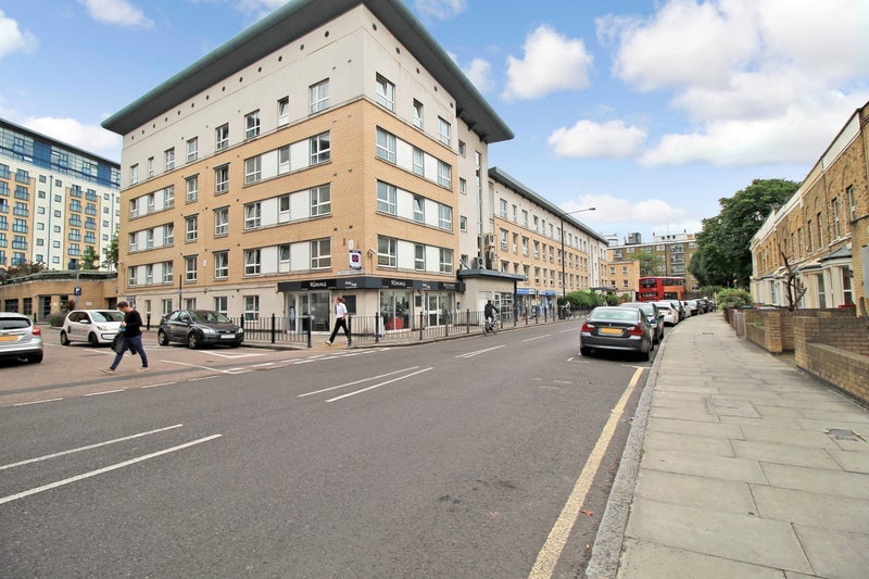 Flat Westferry Road in Greater London