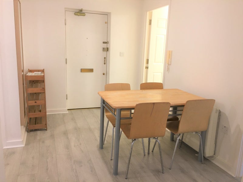 Flat Westferry Road in Greater London