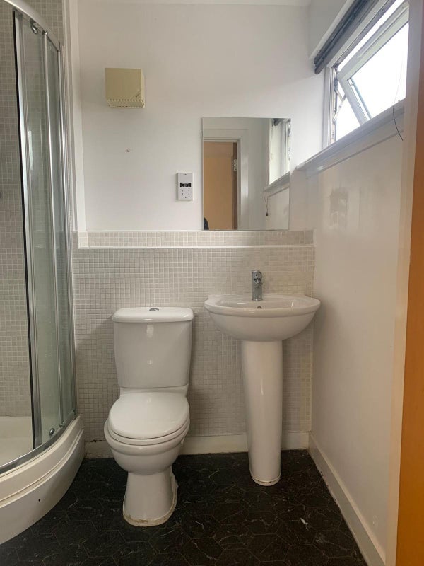 Room Shuna Crescent in Glasgow
