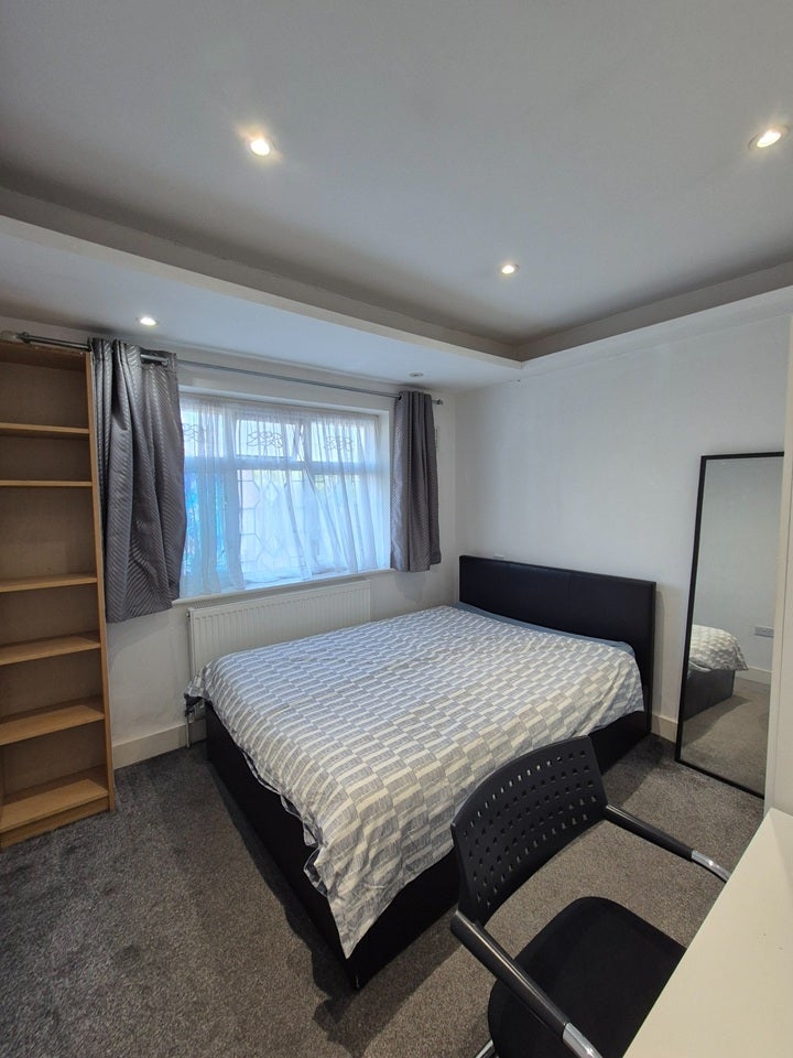 Room Bransgrove Road in Greater London