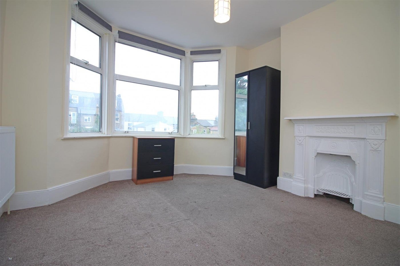 House Cedars Avenue in Greater London