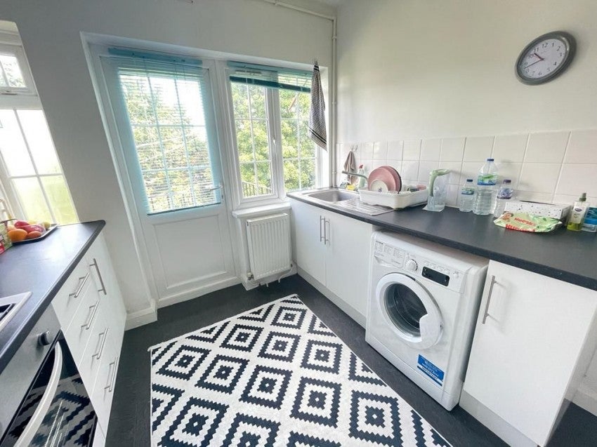 Flat Torrington Park in Greater London