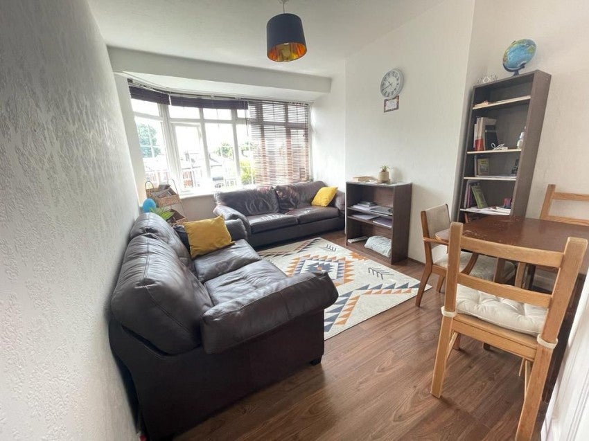 Flat Torrington Park in Greater London