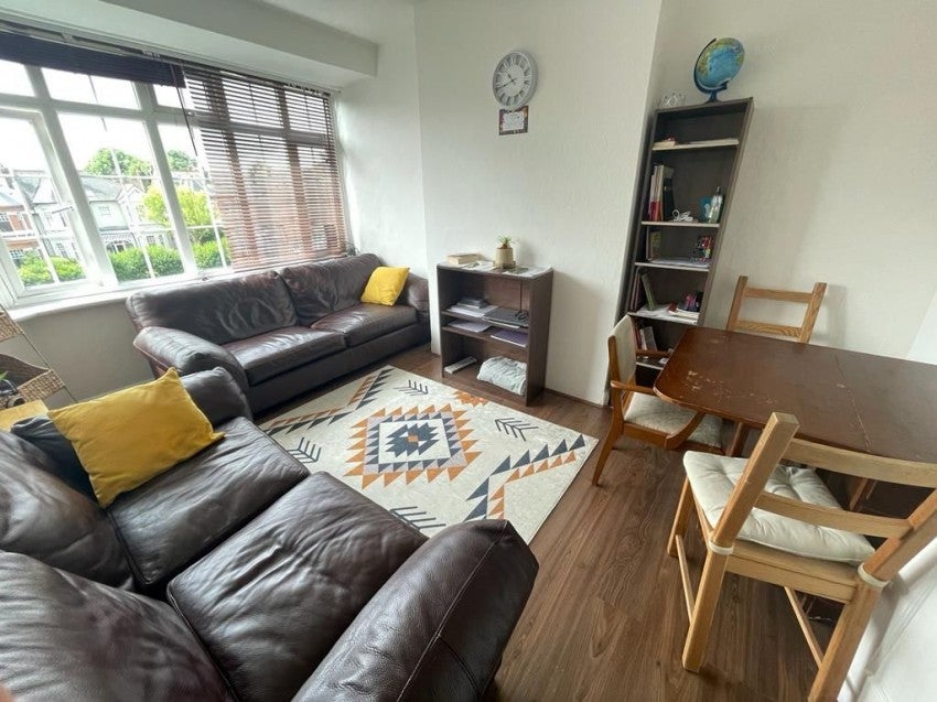 Flat Torrington Park in Greater London