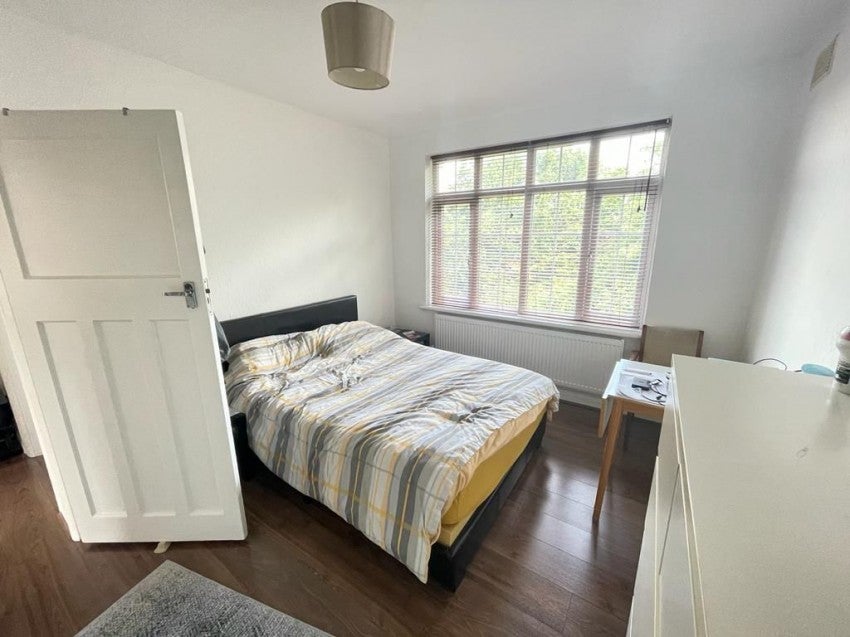 Flat Torrington Park in Greater London