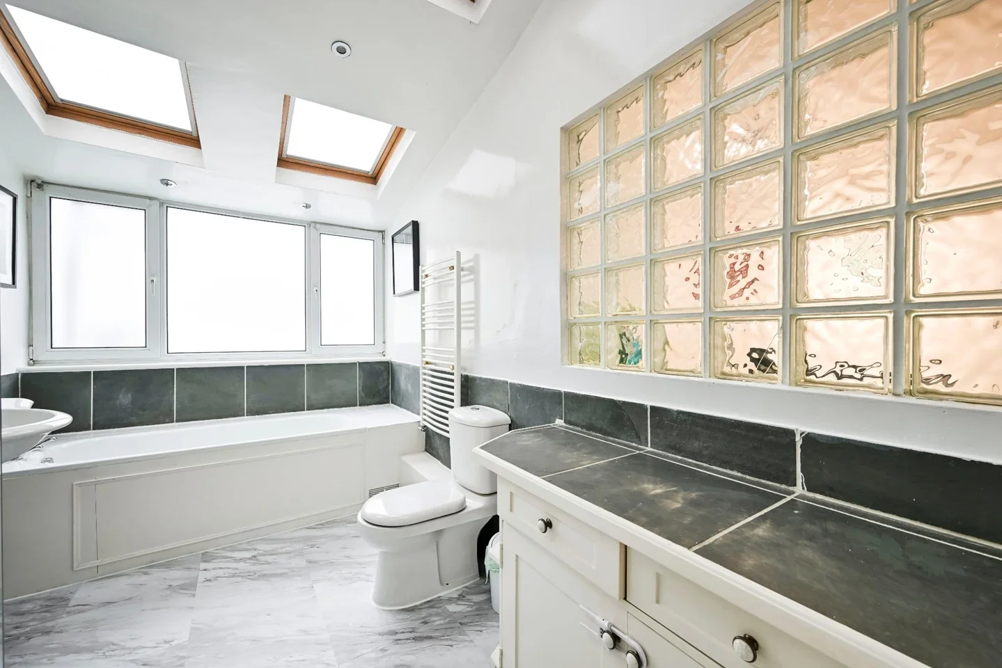 Flat Ifield Road in Greater London