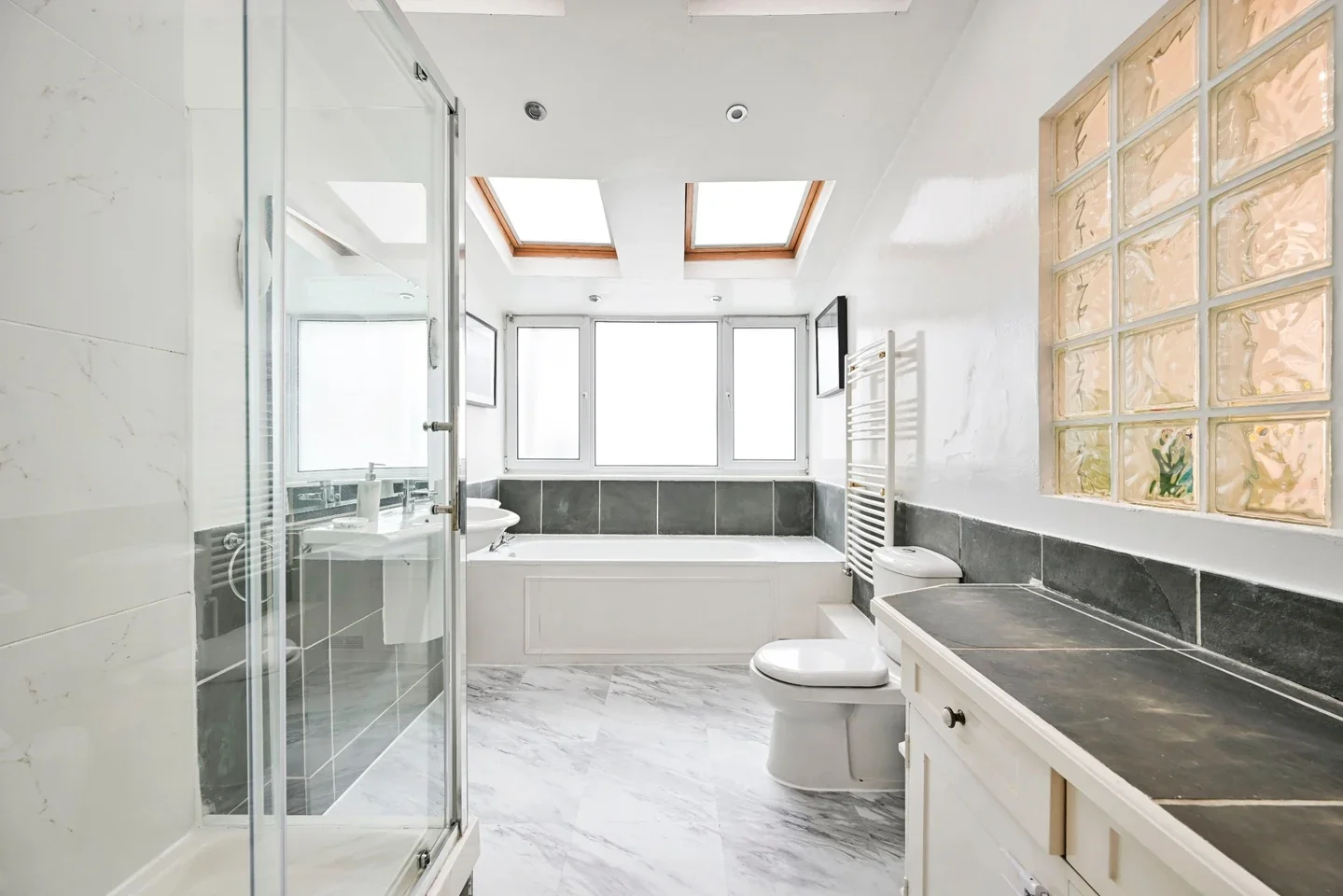Flat Ifield Road in Greater London