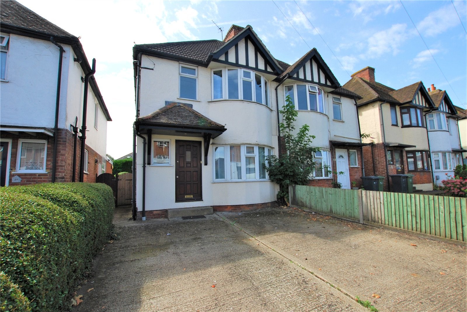 House Woodbridge Hill in Guildford