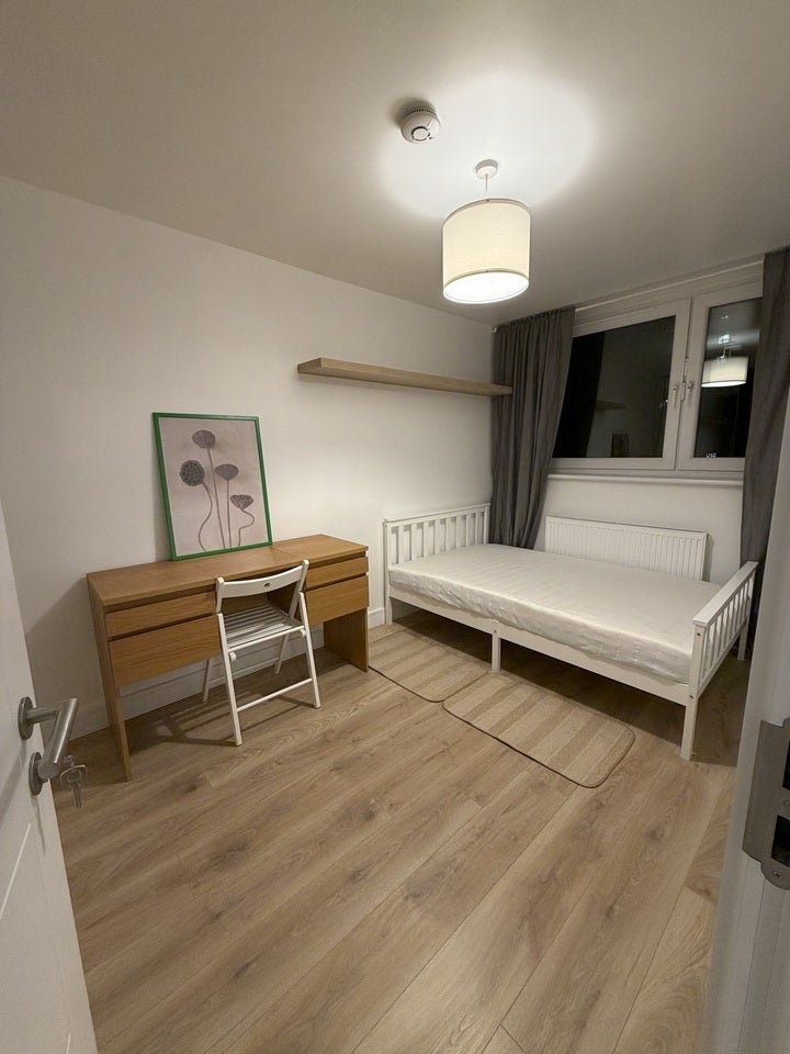 Room Surrey Lane in Greater London
