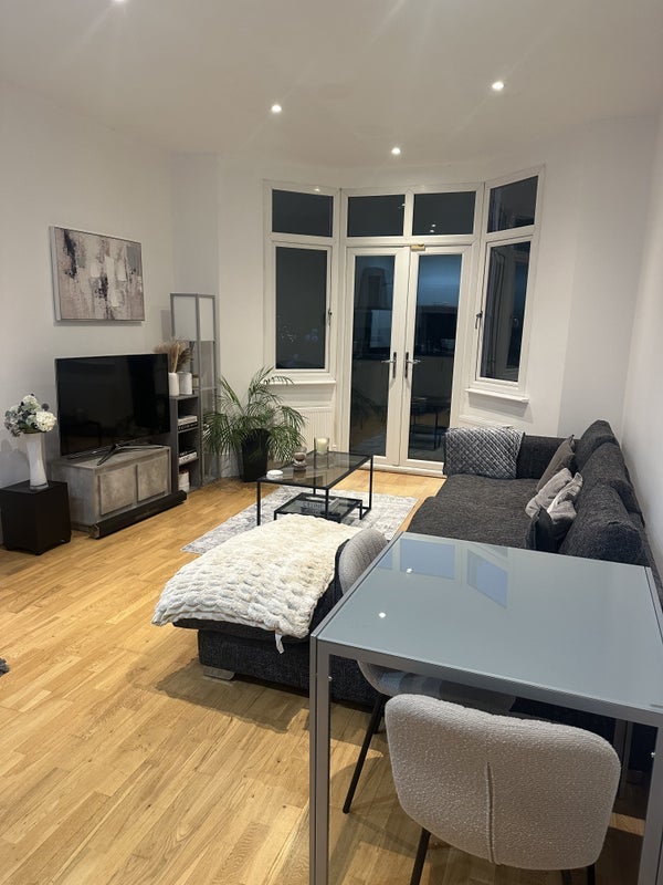 Room Palmerston Crescent in Greater London