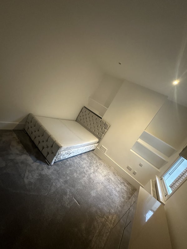 Room Palmerston Crescent in Greater London