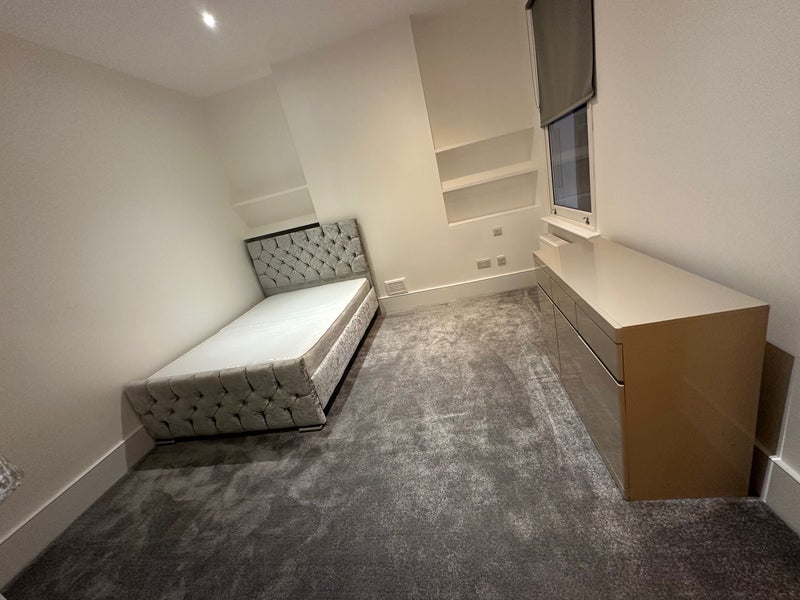 Room Palmerston Crescent in Greater London