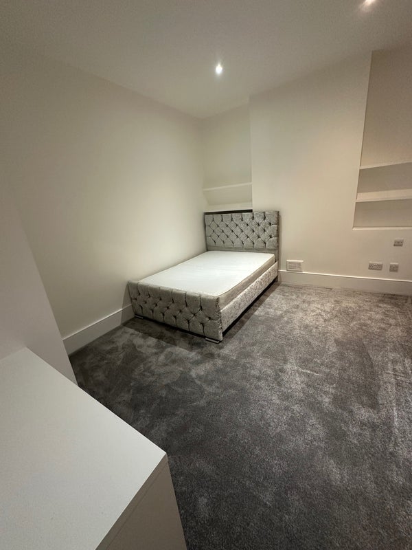 Room Palmerston Crescent in Greater London