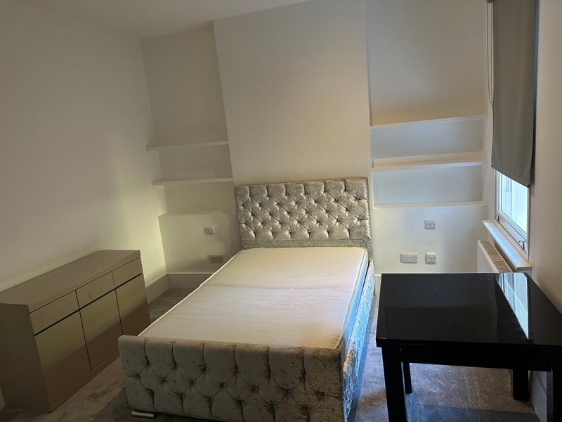Room Palmerston Crescent in Greater London