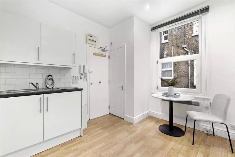 Flat Cheniston Gardens in Greater London