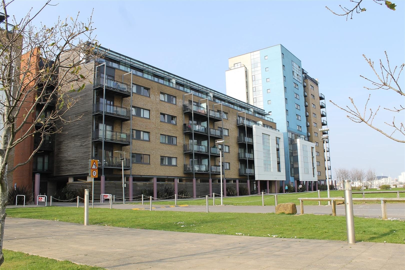 Flat Ffordd James McGhan in Cardiff