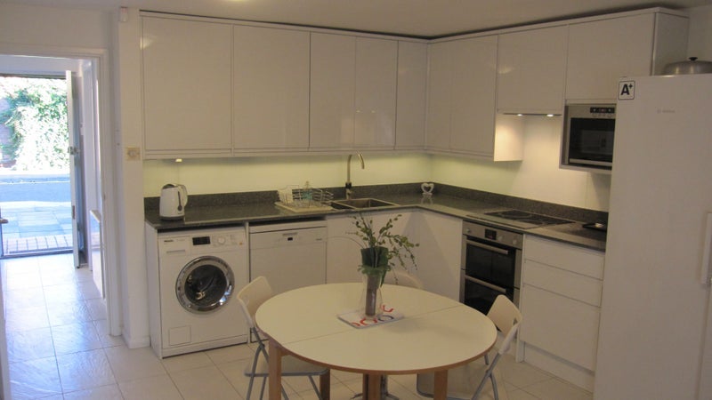 Room Crammond Close in Greater London