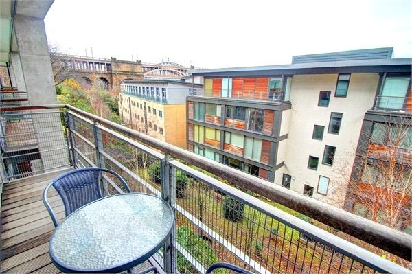 Flat Clavering Place in Newcastle upon Tyne
