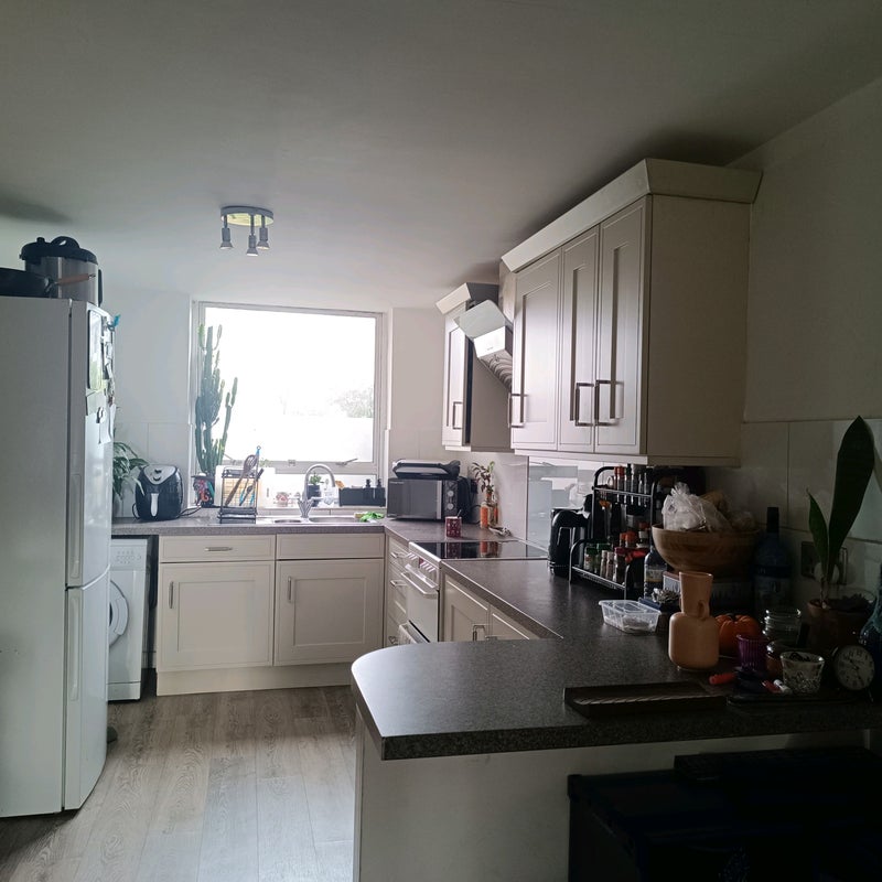 Room Ernest Barker Close in Bristol