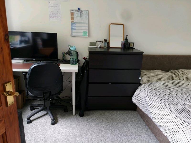 Room Ernest Barker Close in Bristol