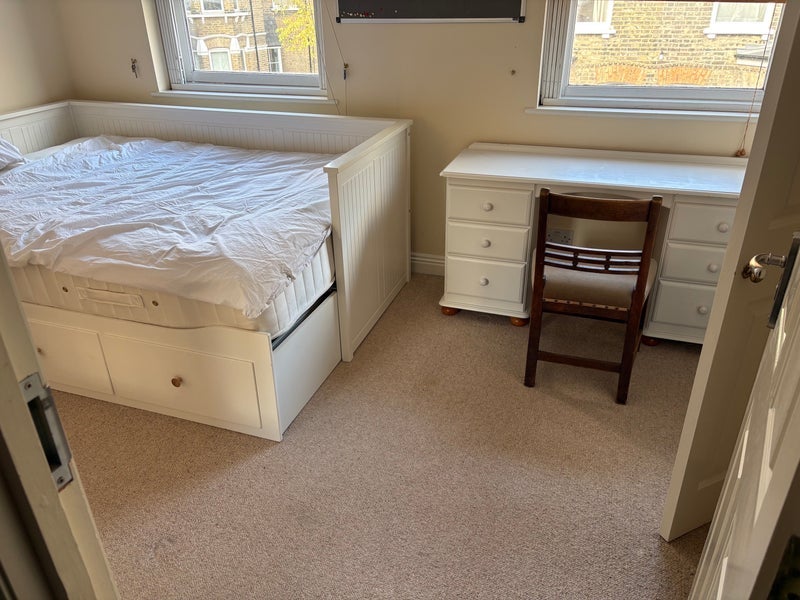 Room Searles Road in Greater London