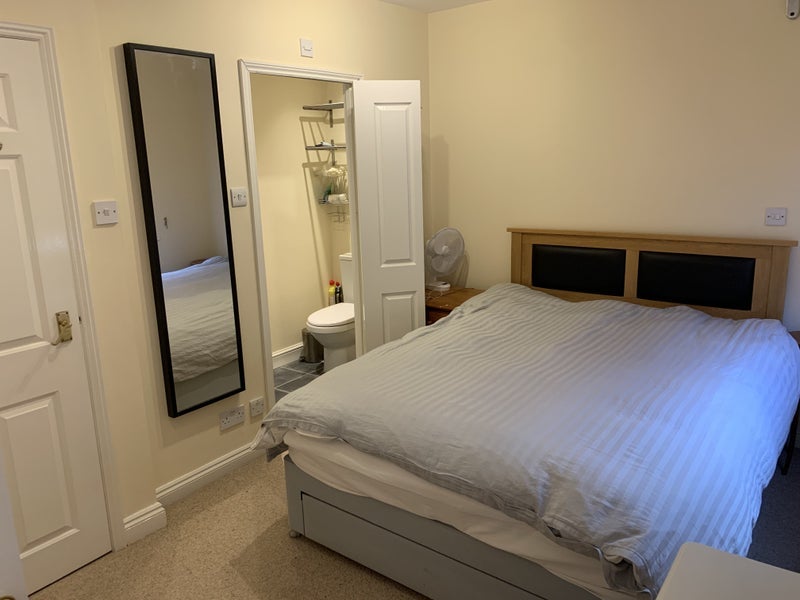 Room Searles Road in Greater London