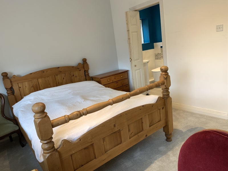 Room Searles Road in Greater London