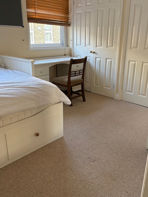 Room Searles Road in Greater London