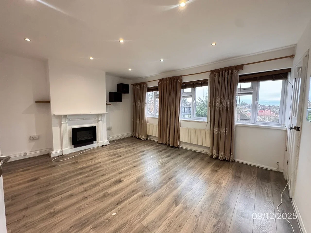 Flat Fullwell Avenue in Greater London