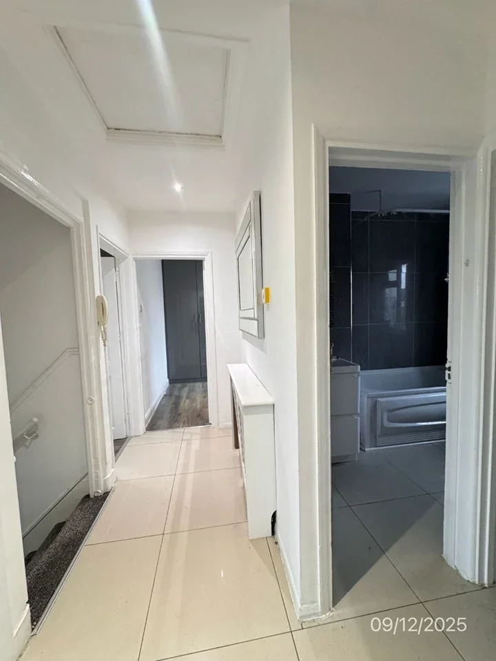 Flat Fullwell Avenue in Greater London