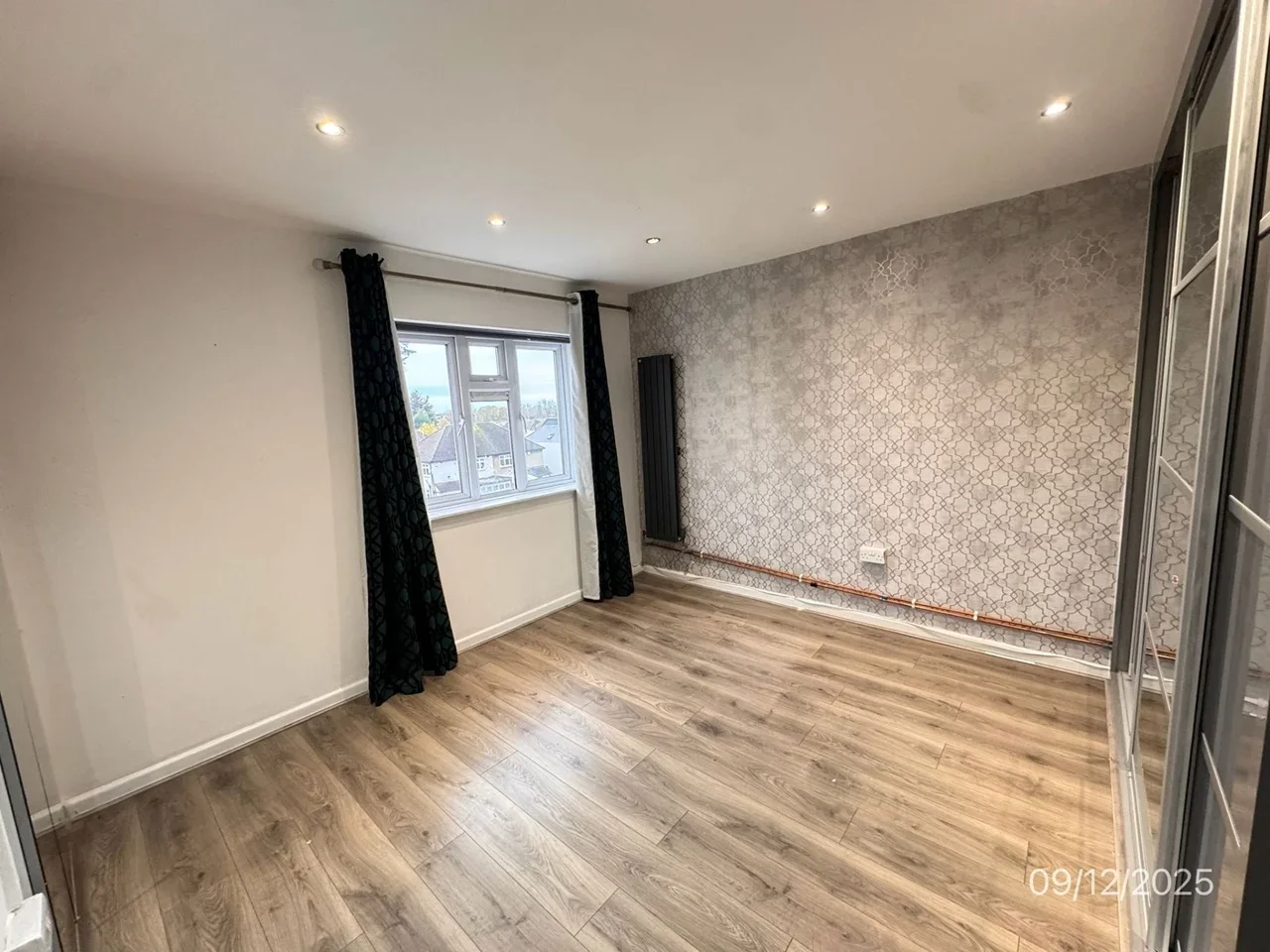 Flat Fullwell Avenue in Greater London