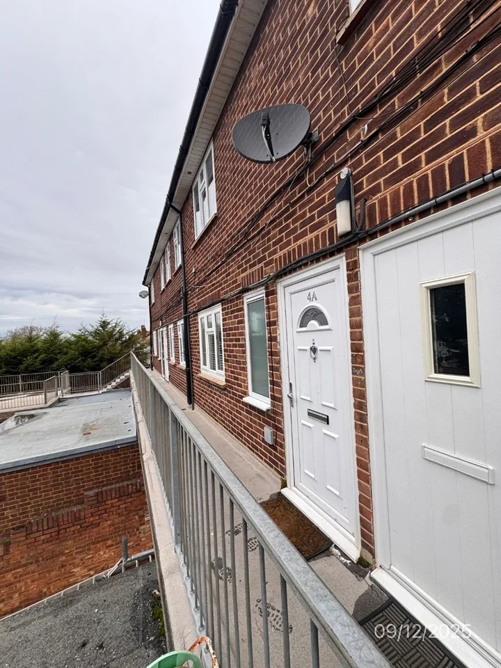 Flat Fullwell Avenue in Greater London