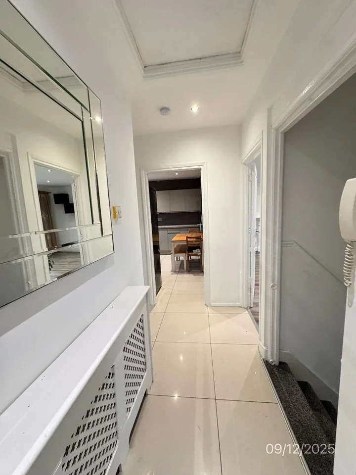 Flat Fullwell Avenue in Greater London
