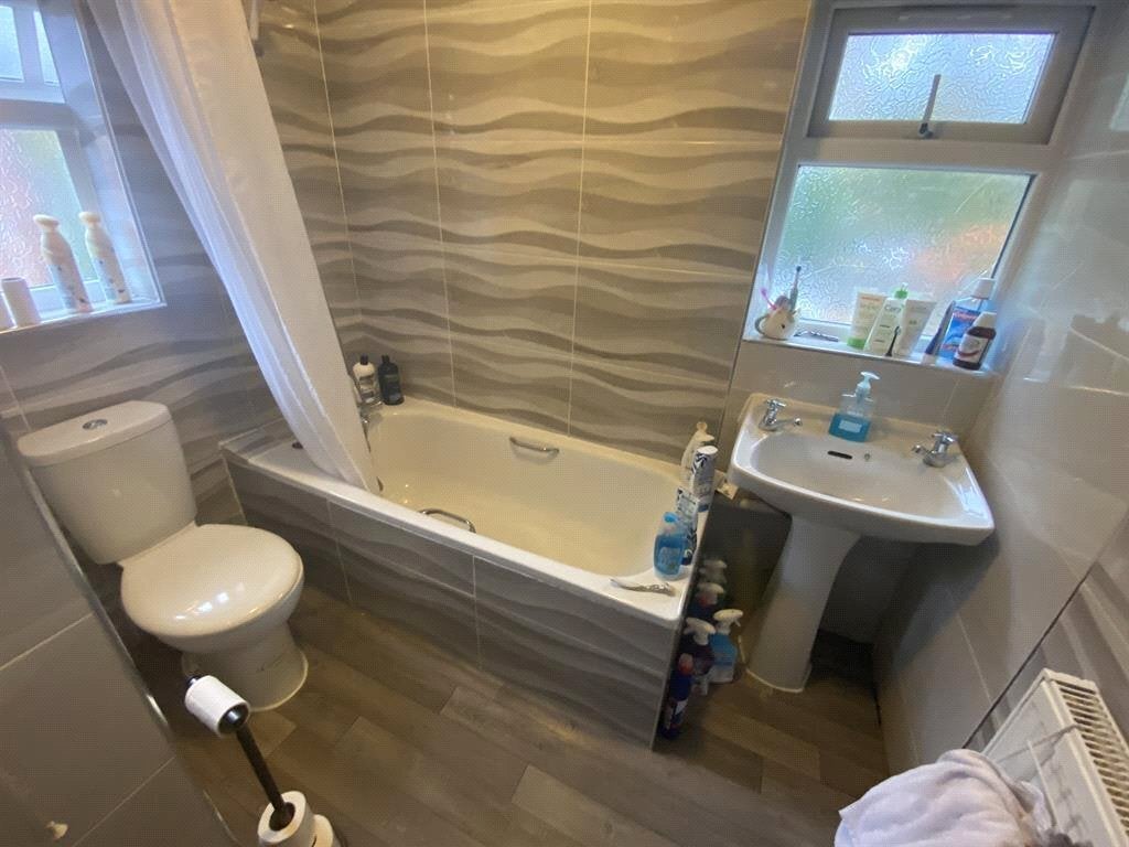Room Poole Crescent in Birmingham