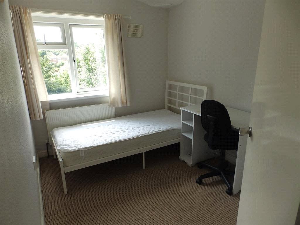 Room Poole Crescent in Birmingham