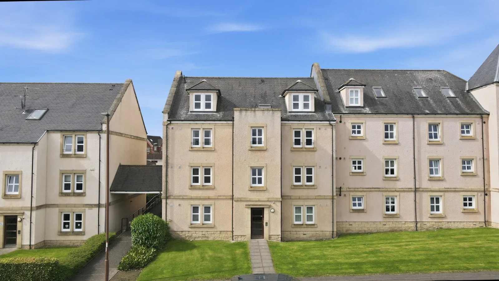 Flat Little Wood Grove in Bonnyrigg