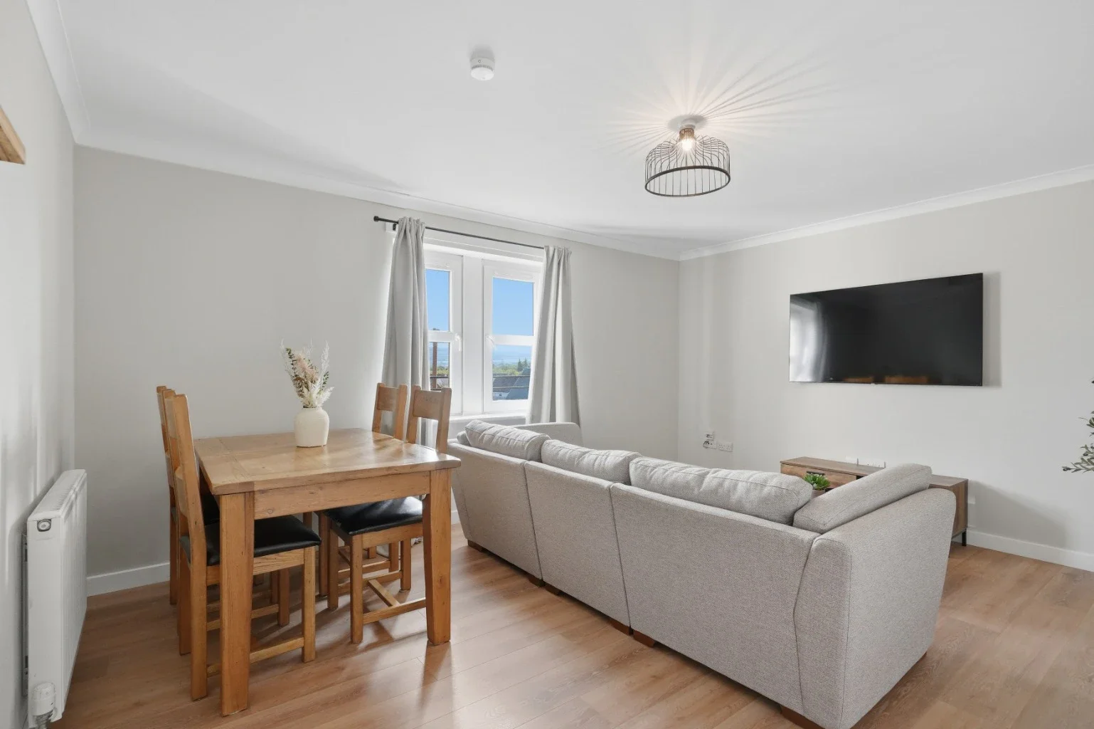 Flat Little Wood Grove in Bonnyrigg