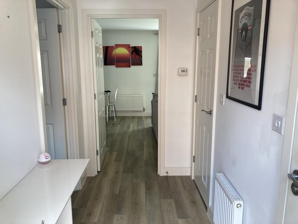 Flat Warwick Avenue in Bedford