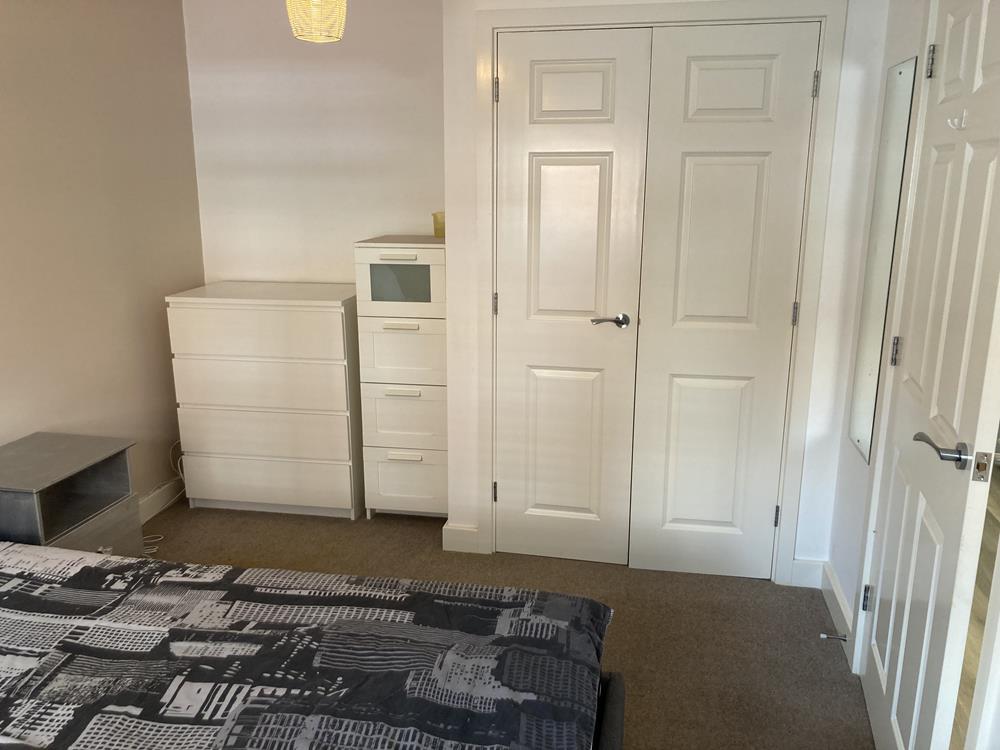 Flat Warwick Avenue in Bedford