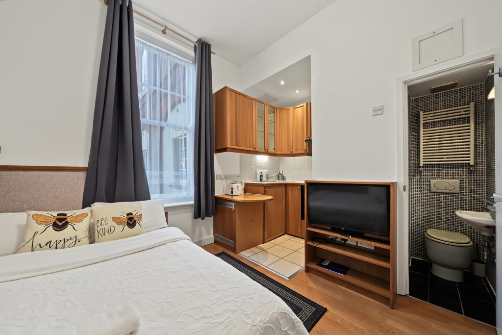 Flat Fulham Palace Road in Greater London