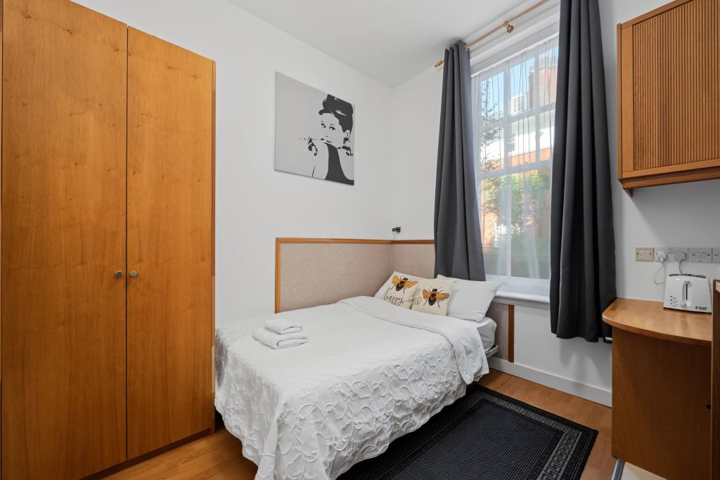 Flat Fulham Palace Road in Greater London