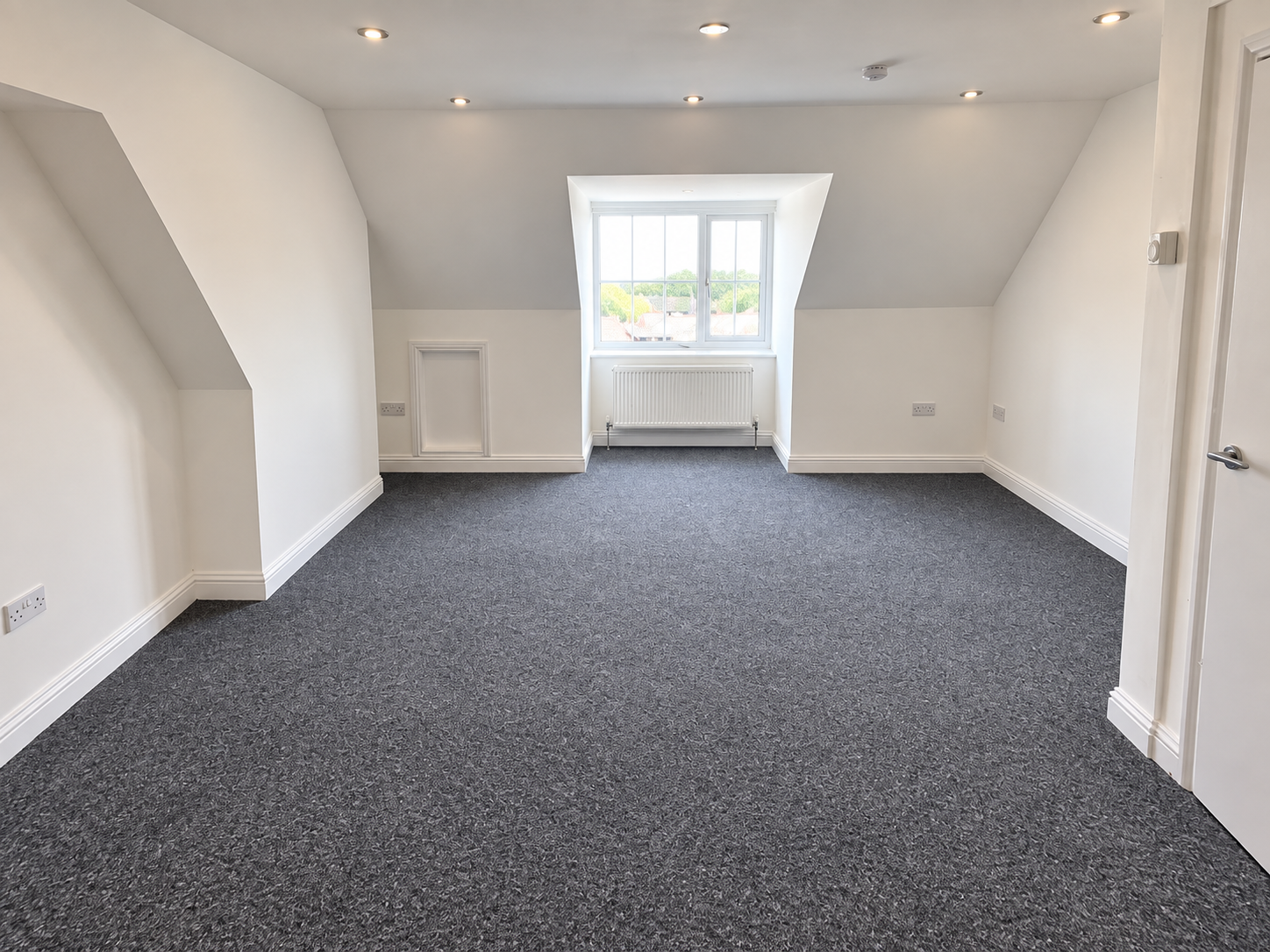 Flat Hillside Avenue in Strood