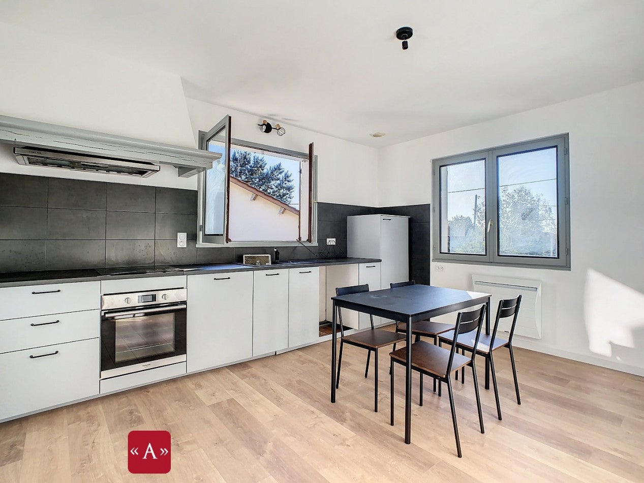 Flat Route de Garrigues in Saint-Sulpice-la-Pointe