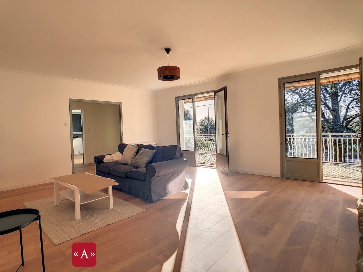 Flat Route de Garrigues in Saint-Sulpice-la-Pointe