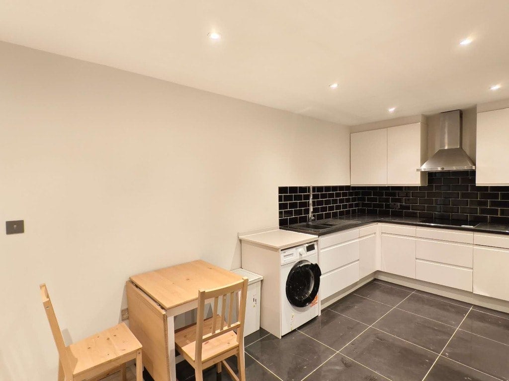 Room Bisson Road in Greater London