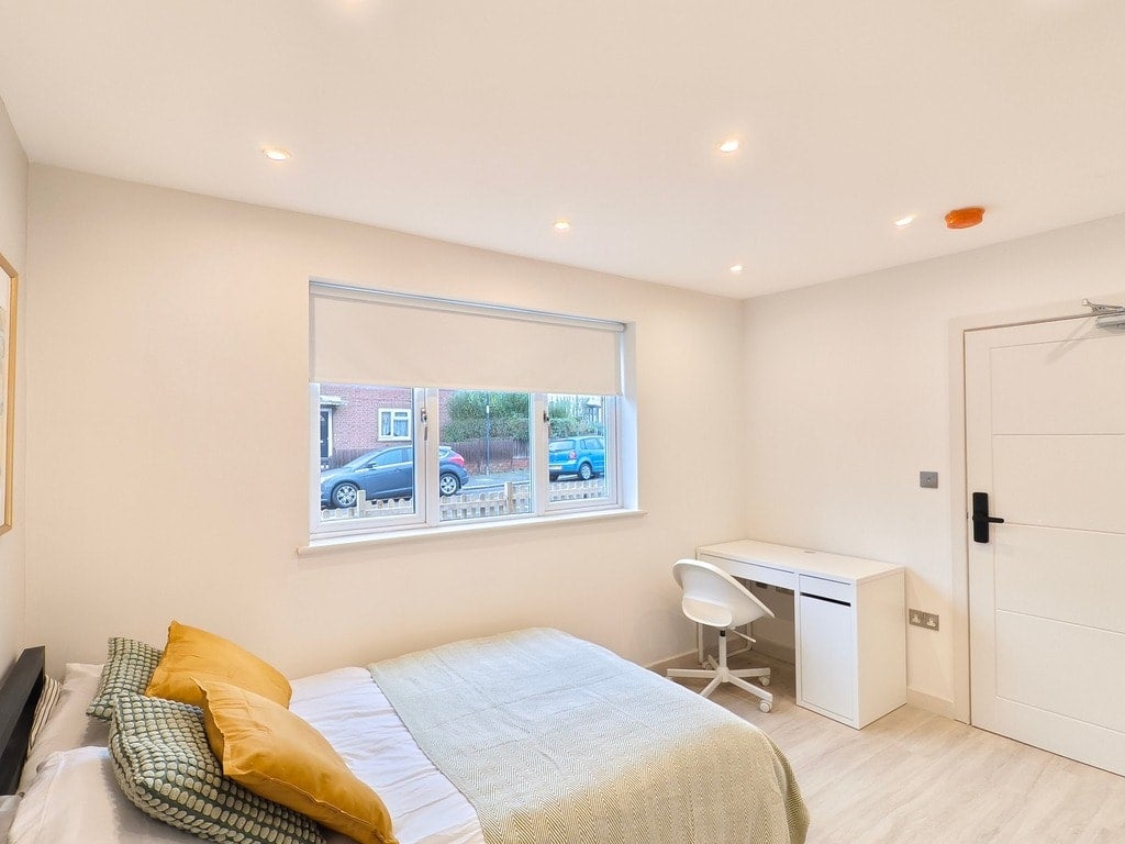 Room Bisson Road in Greater London