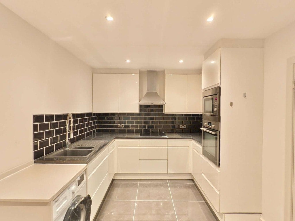 Room Bisson Road in Greater London