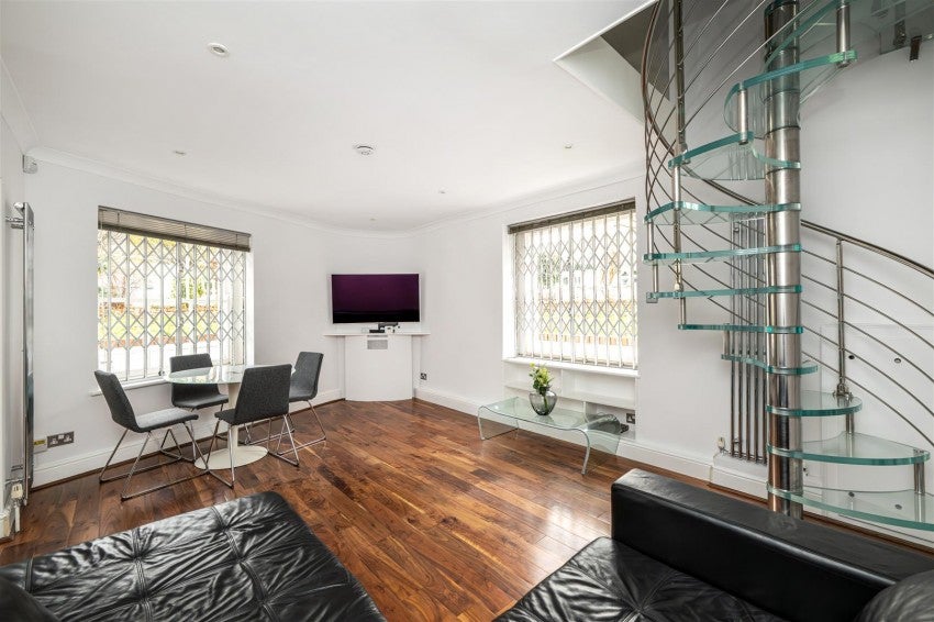 Flat Chepstow Crescent in Greater London